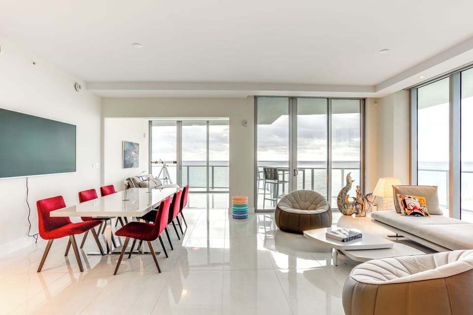 Living Room | Full Futon | Central Heating & A/C | Free WiFi | Smart TV