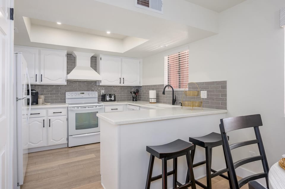 Fresh, bright and clean fully stocked kitchen