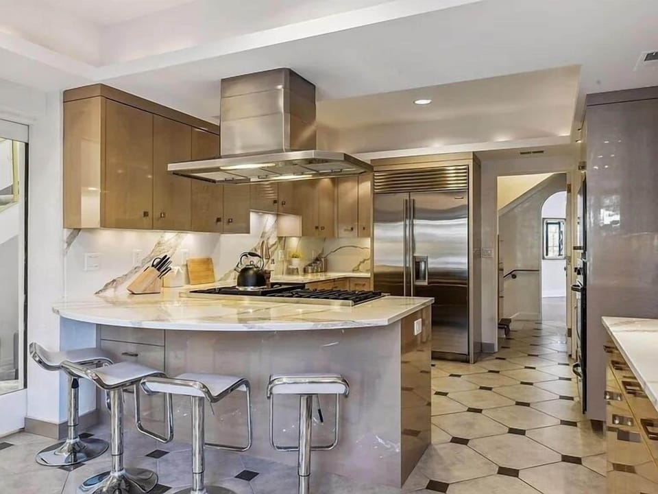 Chef's kitchen, Subzero rear, dishwasher, dbl Viking oven, Viking range, Viking microwave