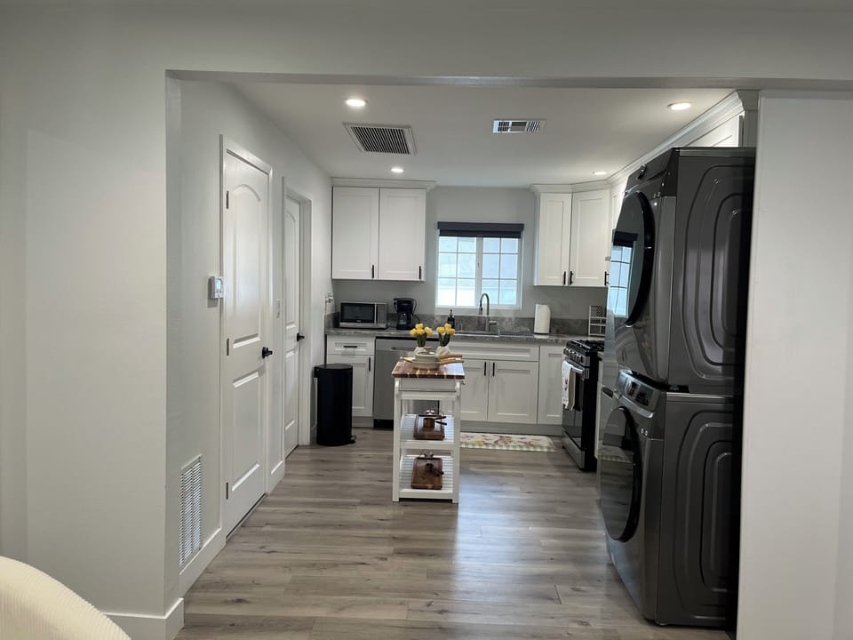 Large Kitchen w island, Dishwasher, fridge and freezer, stove/oven, W/D in unit
