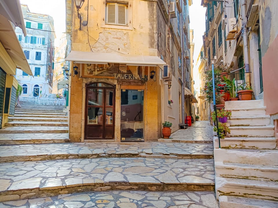 Entrance to the apartment building on the right%2E