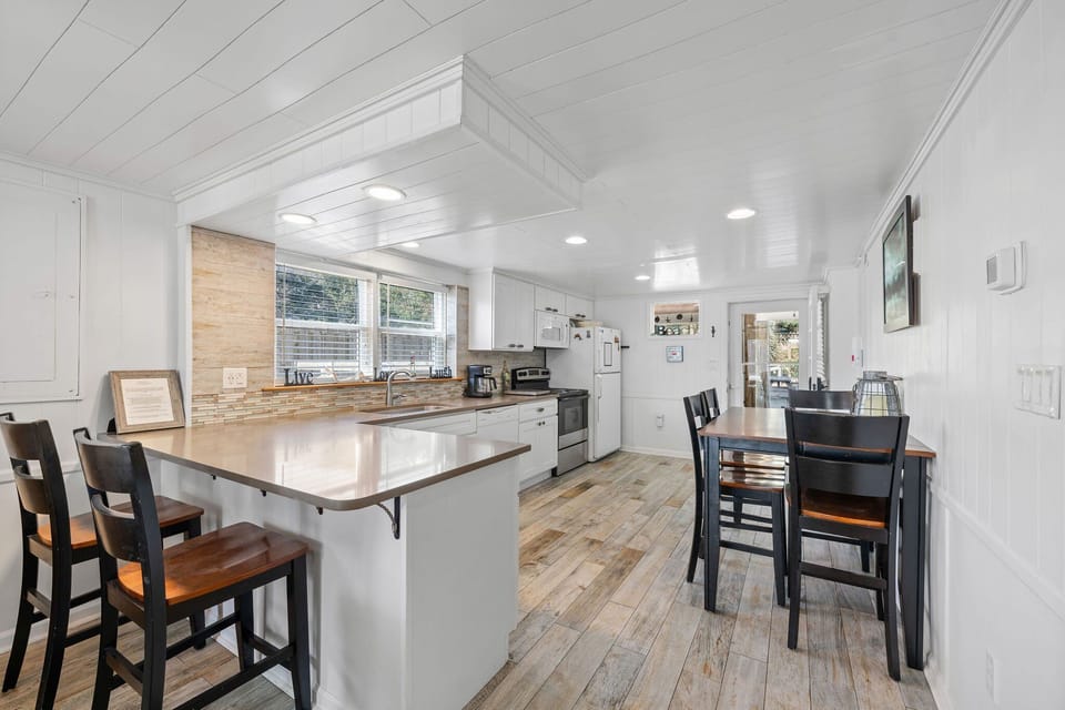 Kitchen & Dining: Bright and airy space perfect for family meals and beachside brunches!