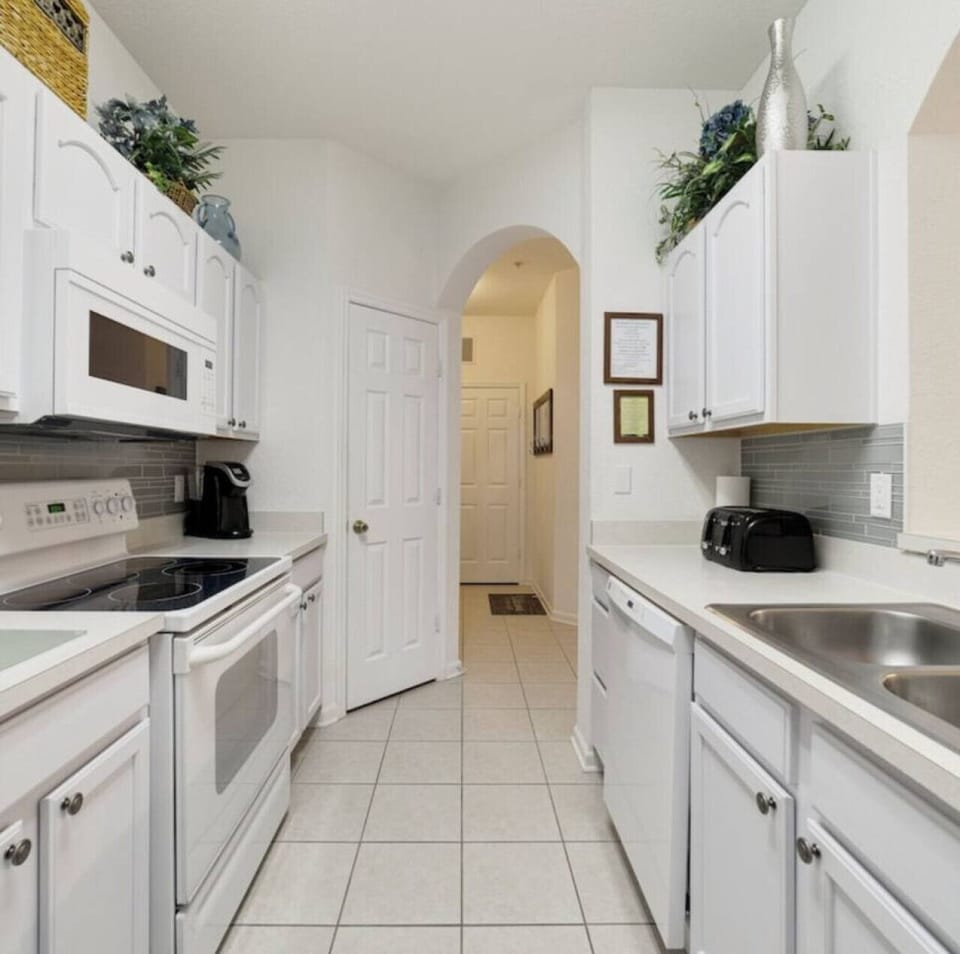 Modern & Fully-Equipped Kitchen