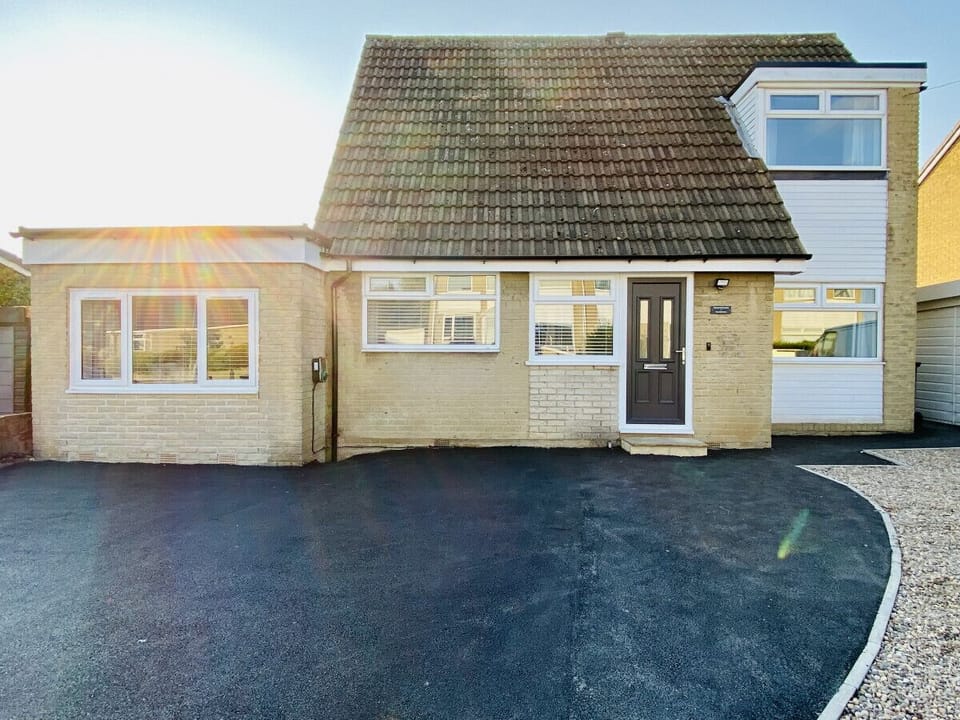 [Exterior] Located 15 mins to Brighouse/Halifax/Bradford