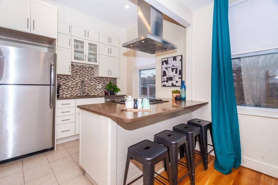 1st Unit Breakfast Bar