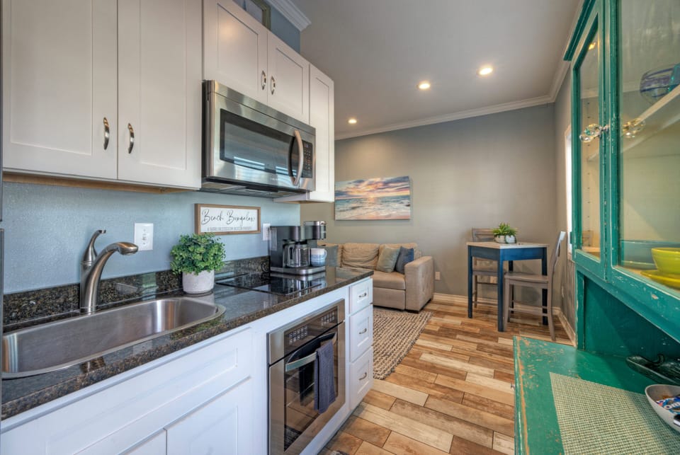 Unit 17: Beach Bungalow - Fully equipped kitchen.