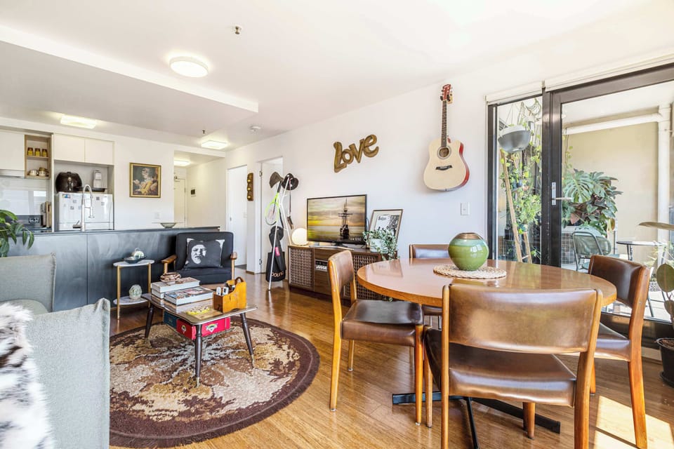 LOUNGE/LIVING/DINING: Open plan living with views to Brunswick Rd and the Lygon St intersection. Let your mind wander down memory lane in this funky space designed with serious reminiscing in mind.