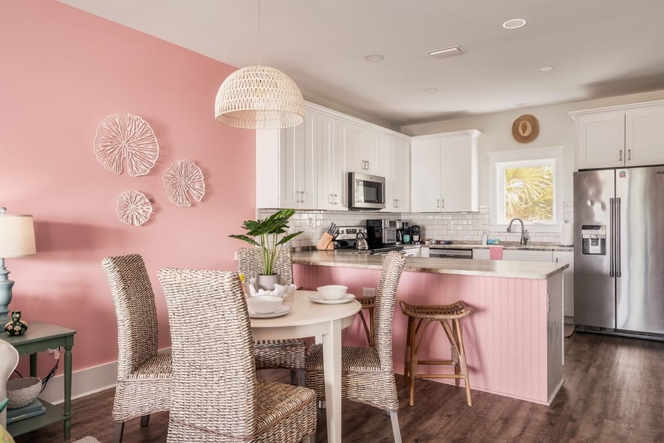 🍽 Coastal meals, made easy. This bright and beachy dining space is perfect for family dinners, game nights, or morning coffee chats.