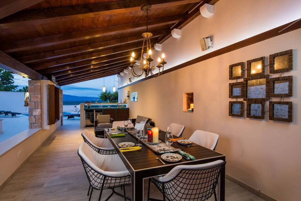  Outdoor dining area (1)