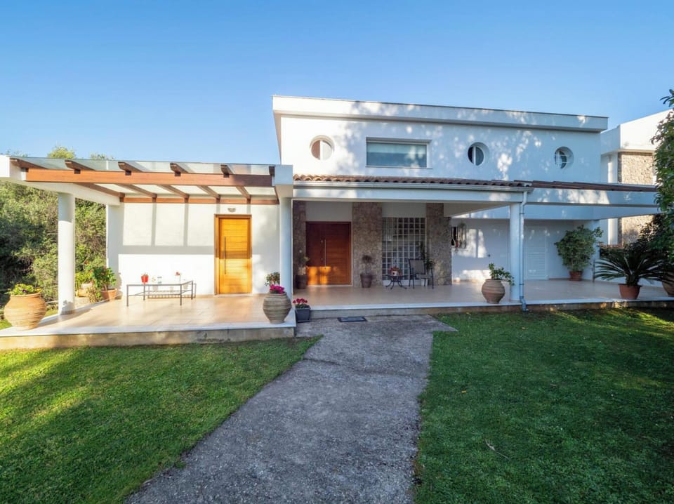 The beautiful entrances, either to the kitchen or living room, of the villa