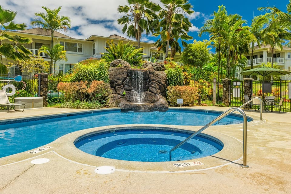 Resort Waterfall Pool & Jacuzzi