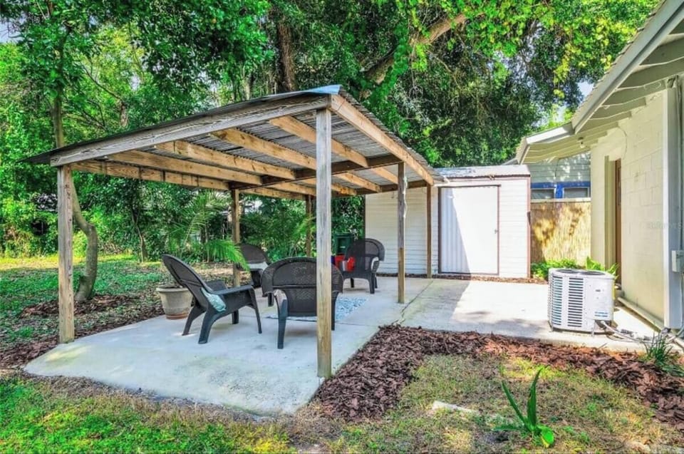 Covered backyard sitting area w/furniture