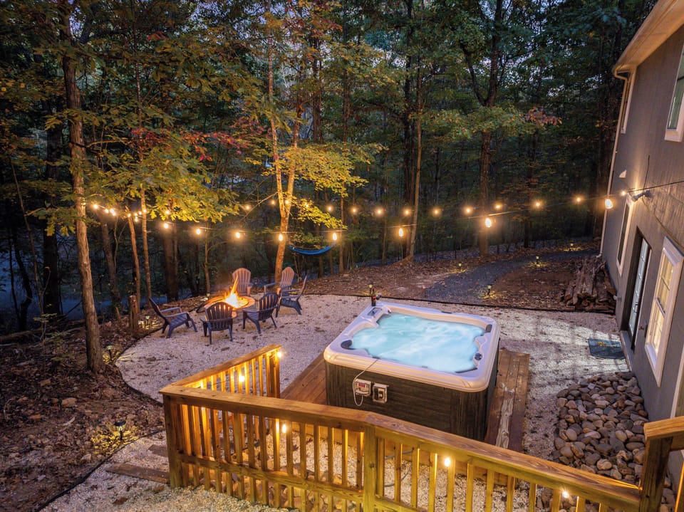 Wooded backyard, fire pit and hot tub, perfect for stargazing and relaxing.