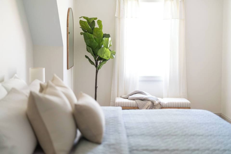 Bedroom 1 - king bed with private full bath (4)