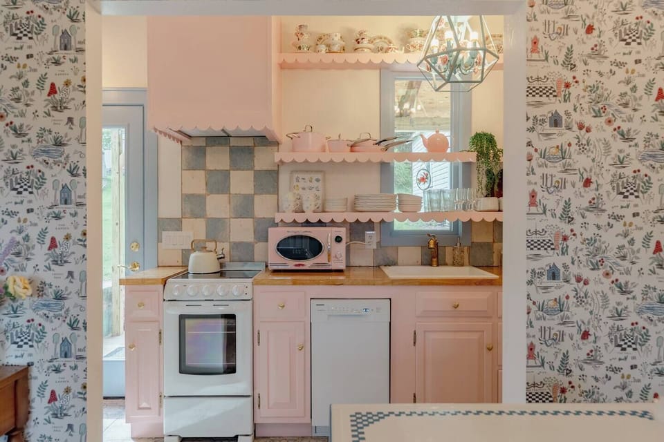 Full kitchen with all the amenities.