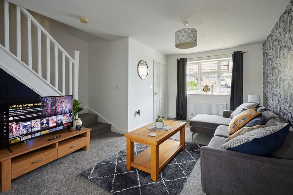 [Living room] 42` Smart TV with Netflix/Amazon Prime