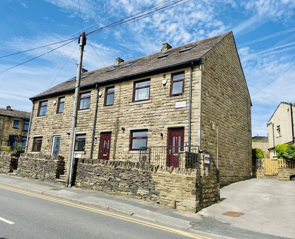 [Property Front] With Parking