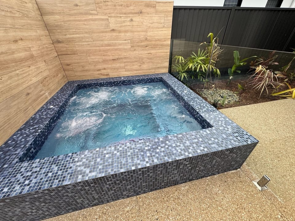 Heated large private spa with 6 jets and blower