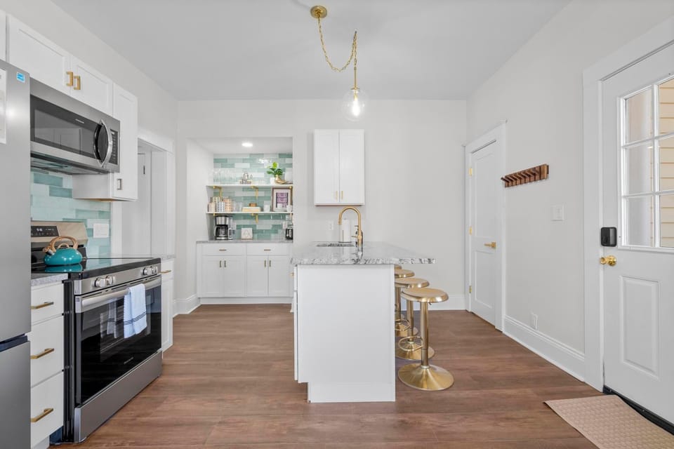 Updated Kitchen featuring granite countertops, stainless steel appliances, fully stocked with all the cooking essentials. 