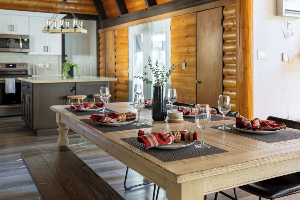 🍽️ A dining area big enough for everyone — the kind of cabin dining space where meals turn into memories and every guest has a seat. 🌲