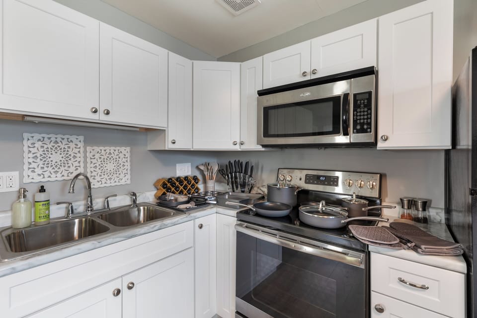 cookware, spices, utensiles, knife set and more provided! 