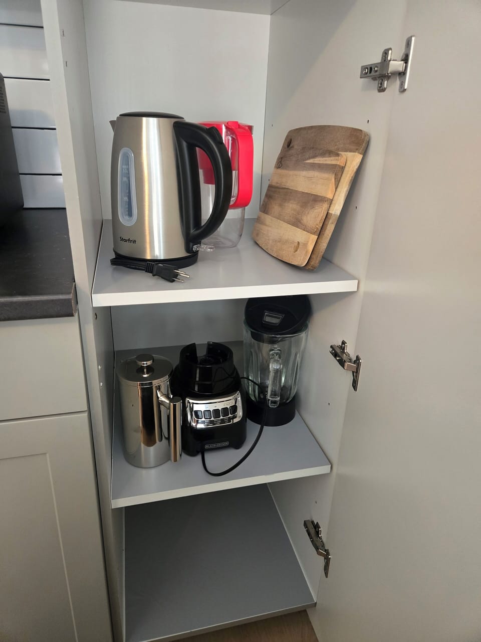 Coffee maker, french press, Italian percolater, kettle, cutting board, blender e
