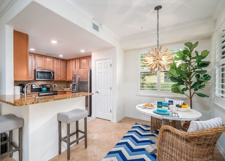 Breakfast bar and 2 seater nook