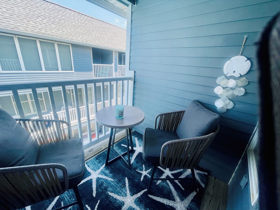 Second floor balcony with additional seating