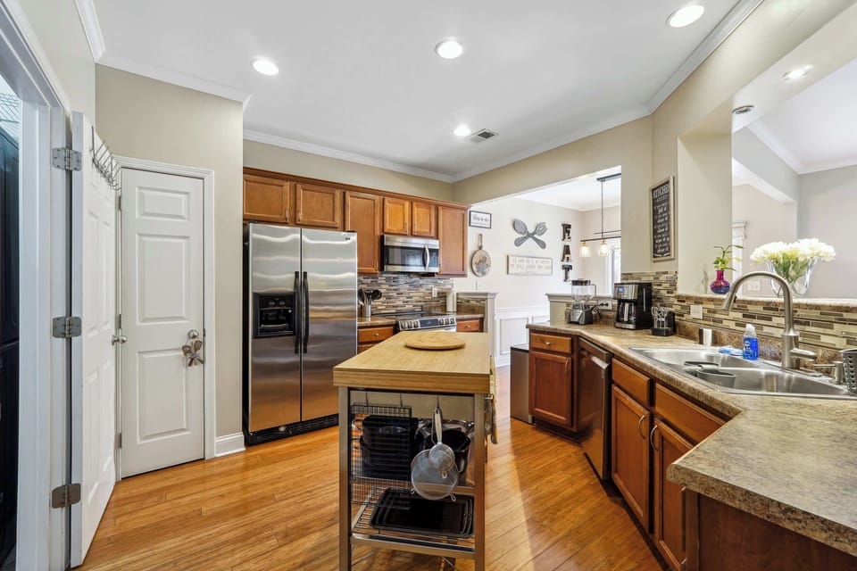 Full kitchen for cooking great meals!