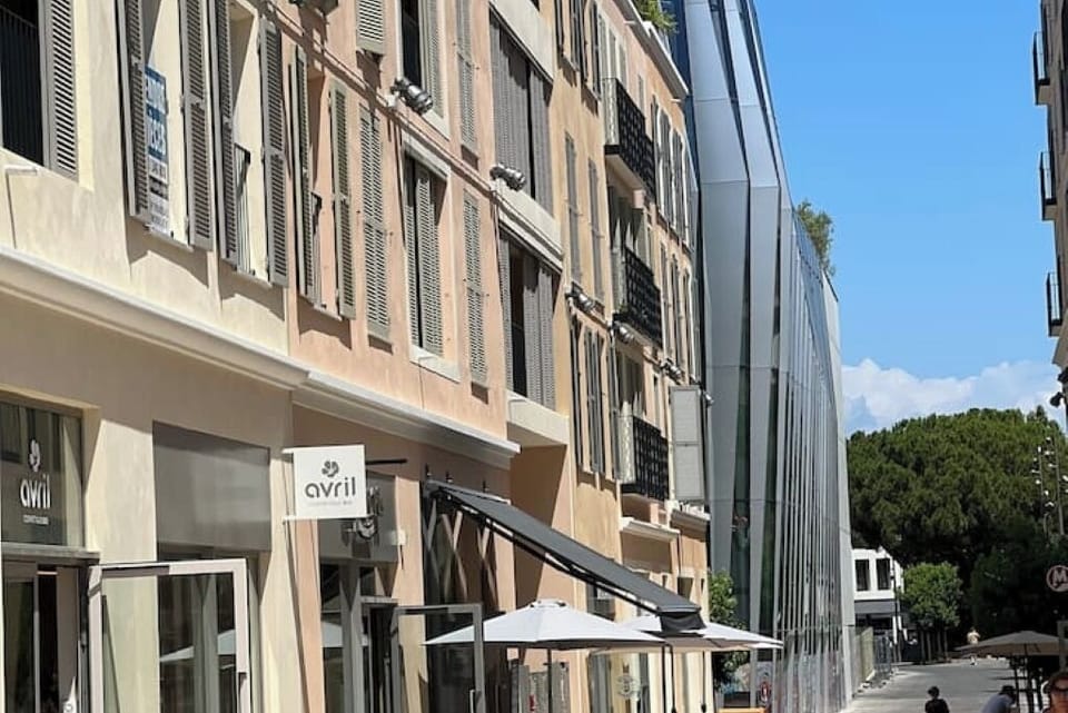 Gaten med nybygget kino og takterrasse i bakgrunnen
