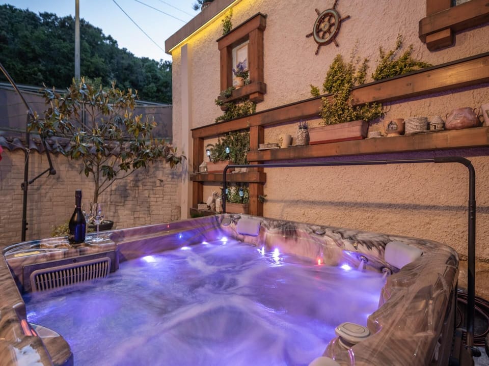 Outdoor spa tub