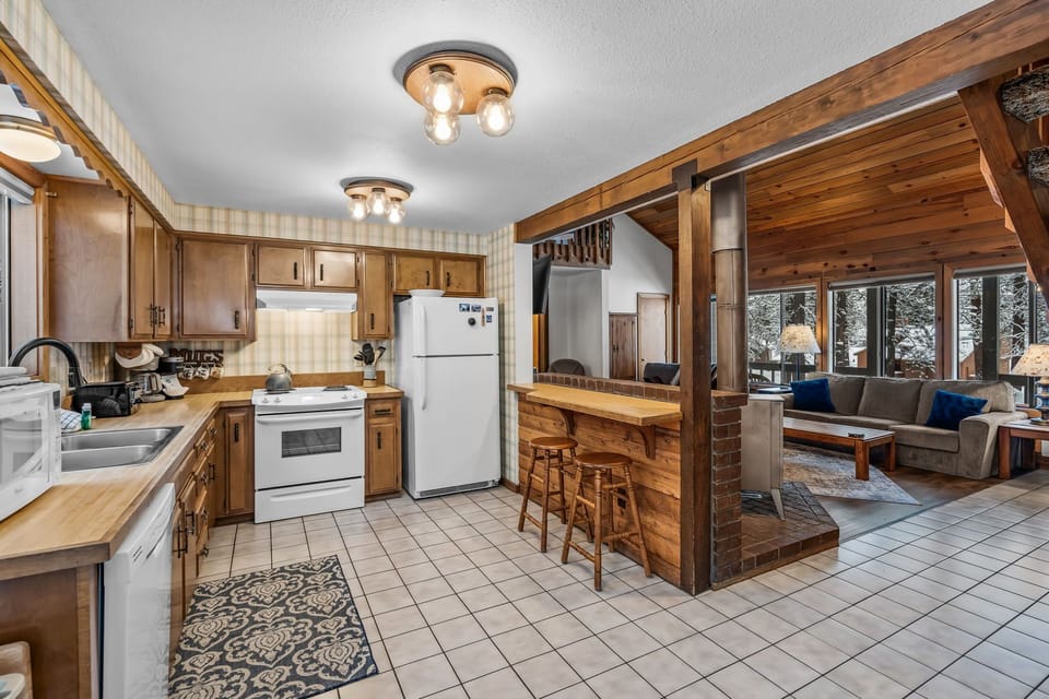 Kiera's Cabin Black Butte Ranch-Kitchen open to living area