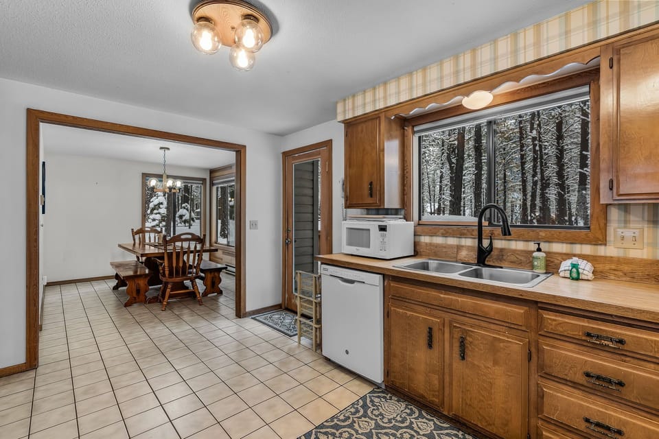 Kiera's Cabin Black Butte Ranch-Kitchen open to dining room