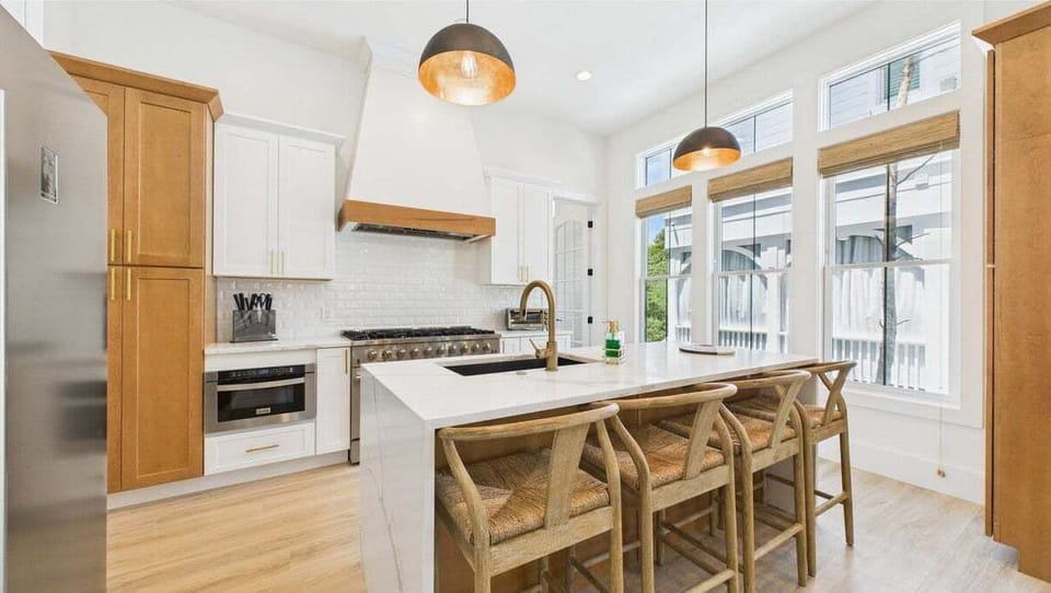 Breakfast bar with full kitchen