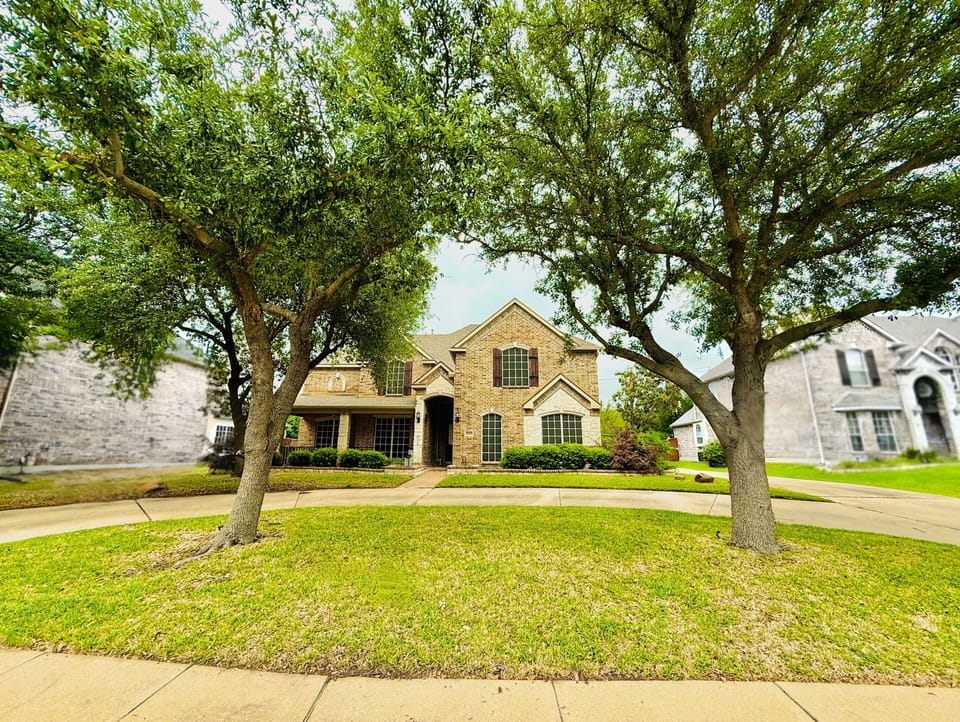 Luxury family retreat just 30 mins from Dallas, near Lake Ray Hubbard.