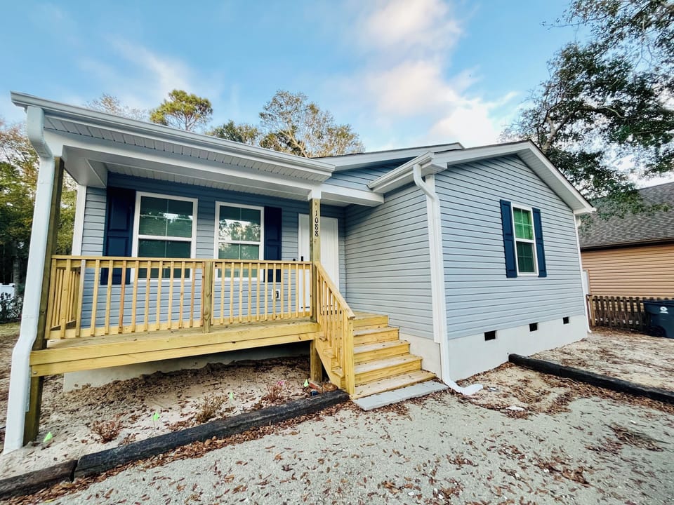Front Porch & Entrance 