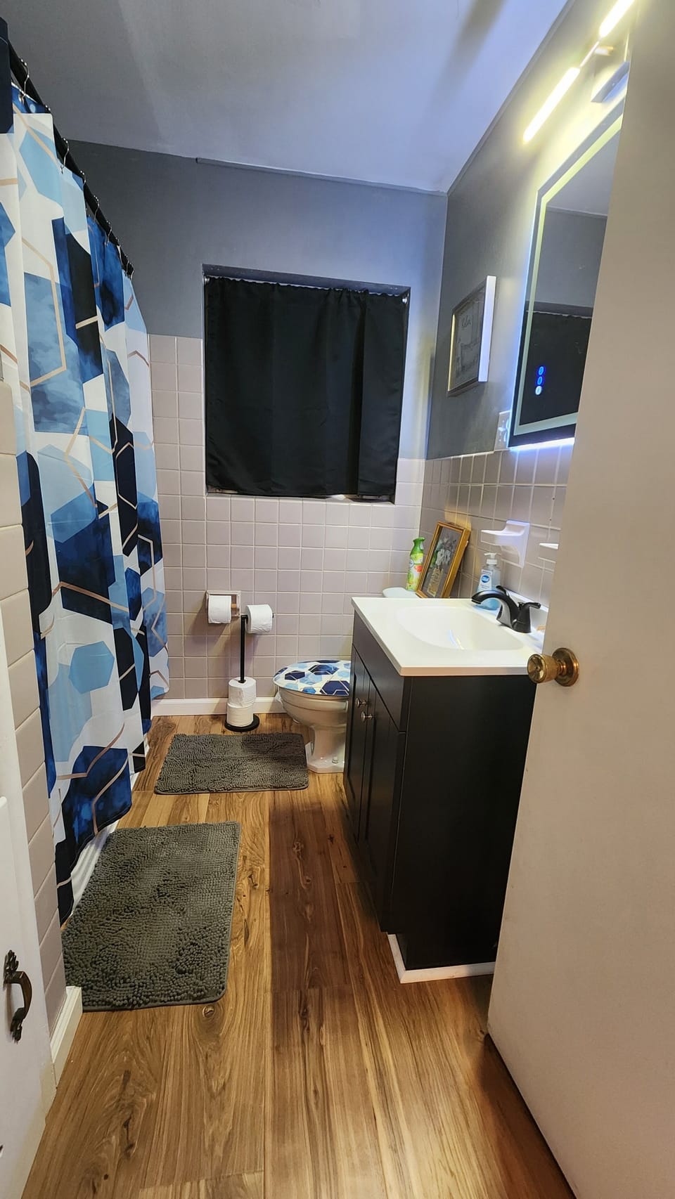 Stand up shower/tub combo, with built in anti fog controls on mirror