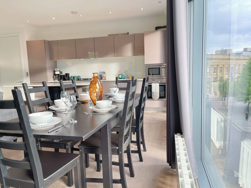 Sleek 3-bedroom flat with life in Southward, Bourough near The Shard