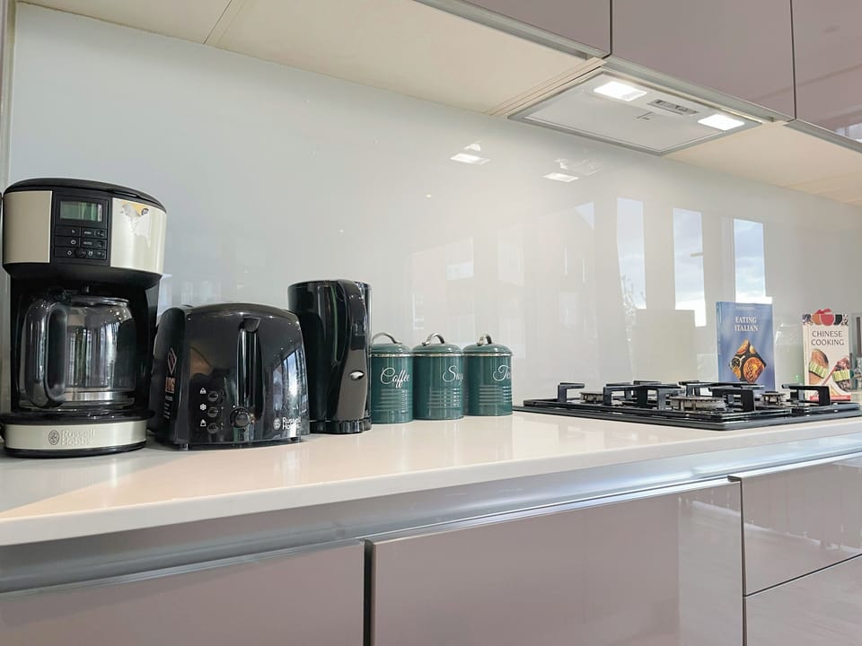 Sleek 3-bedroom flat with life in Southward, Bourough near The Shard