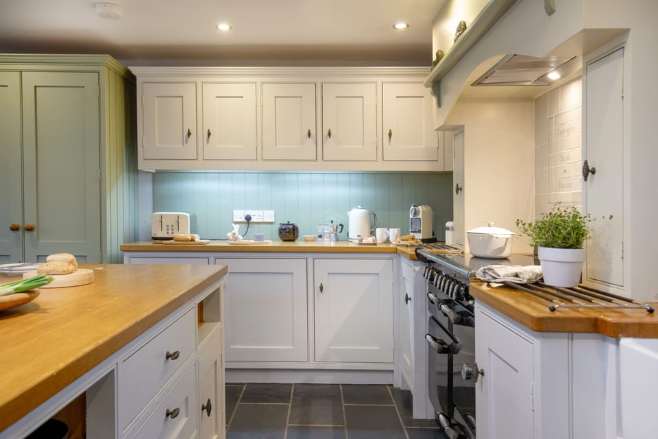 Chantry Cottage, Beaminster: Plenty of storage space in the kitchen
