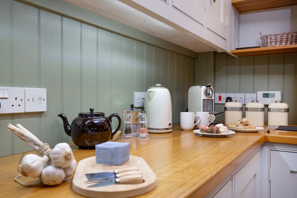 Chantry Cottage, Beaminster: Enjoy preparing tasty treats in the kitchen
