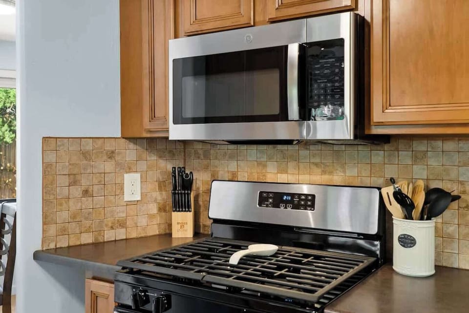 Modern kitchen, fully equipped for your needs.