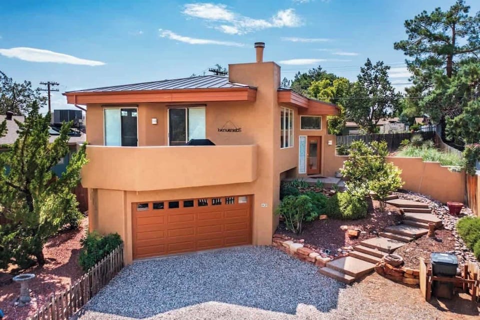 Sedona adventure starts here! Welcoming home with bike garage & steps to trails.