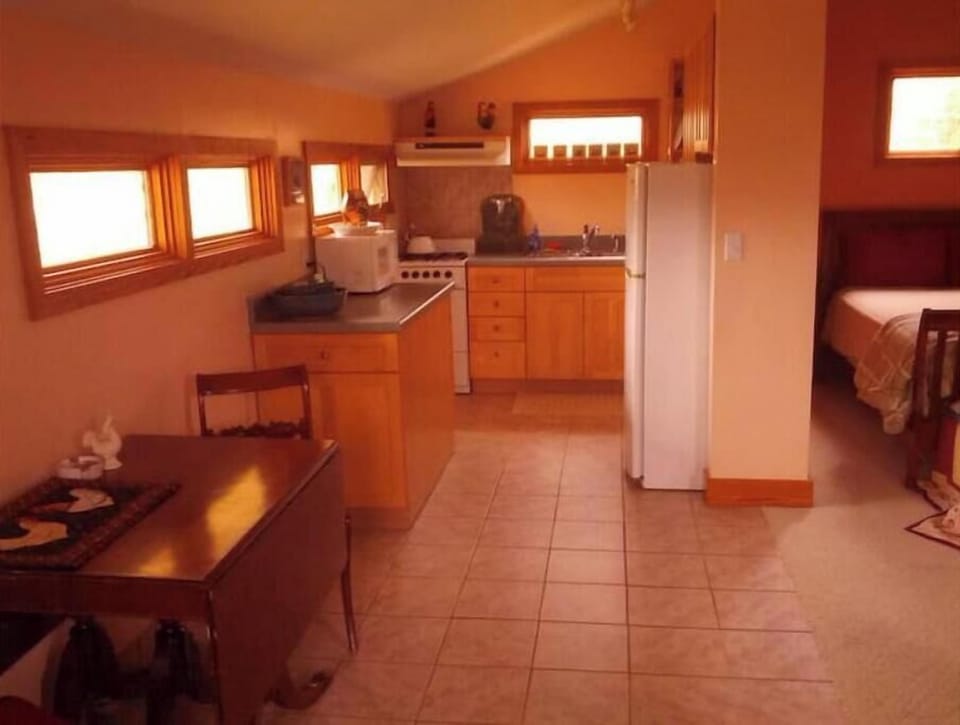 Kitchen Area and Breakfast Table.