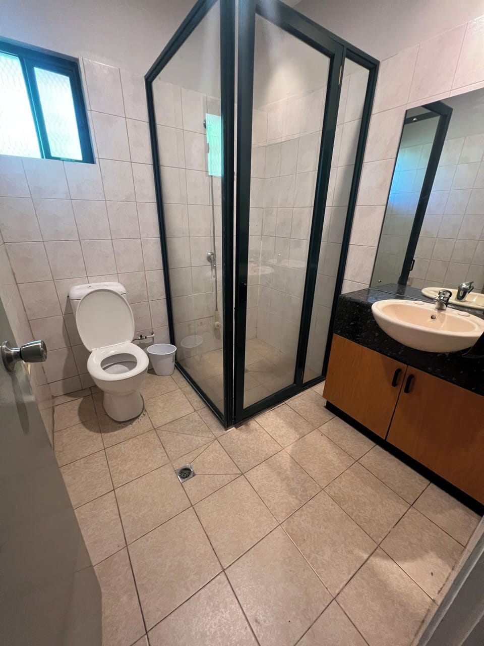 Shared Bathroom/Toilet Upstairs