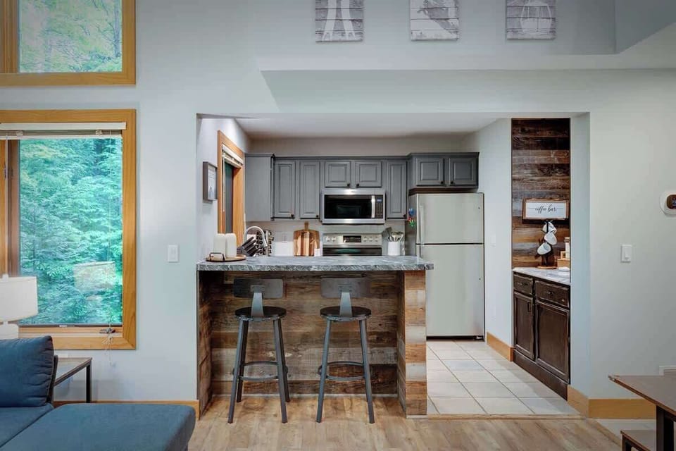 Fully equipped kitchen and barstools