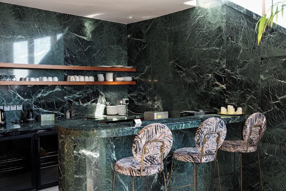 WealthyStays: Luxury City Escape (31)
