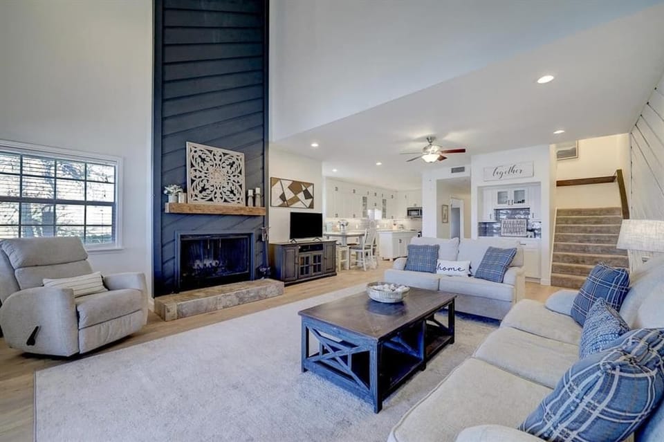 Lake views! A queen-sized pull-out sofa provides versatile seating or sleeping. 