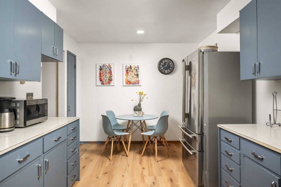 Enjoy a cup of coffee or tea in the breakfast nook.