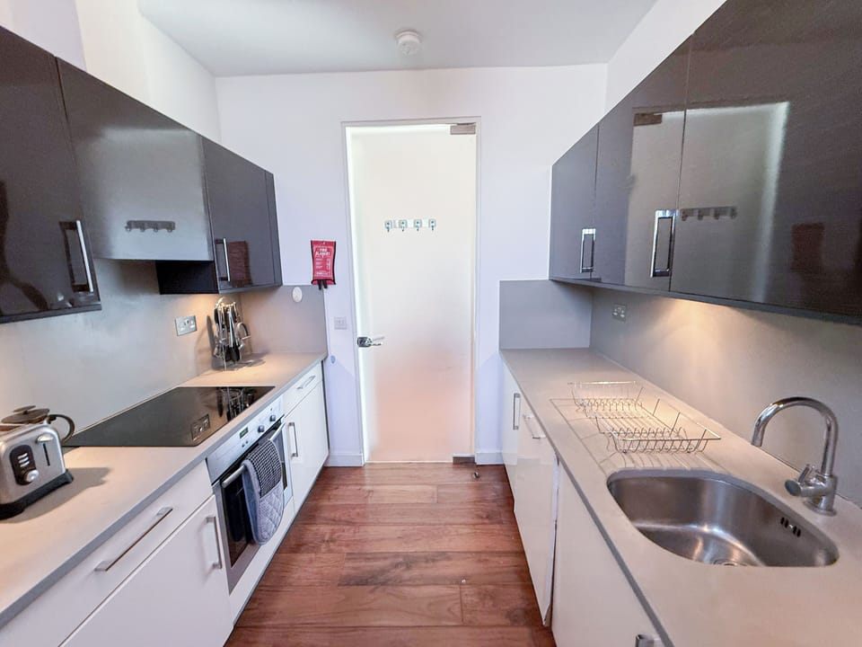Modern kitchen near King’s Cross & Upper Street, fully stocked for home cooking.